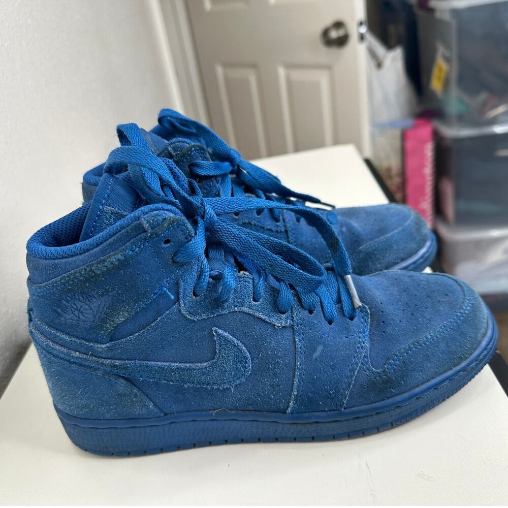 Nike Air Jordan 1 Retro High Top Blue Suede Sneaker 4 Youth - Picture 5 of 16